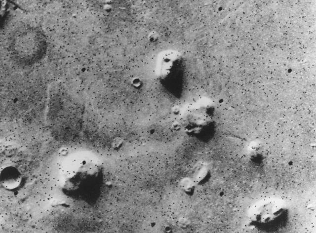 Pequeña parte de la región de Cydonia, tomada por el orbitador Viking 1 y lanzada por NASA / JPL el 25 de julio de 1976